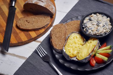 Fırında patates sebze ve mantar ile