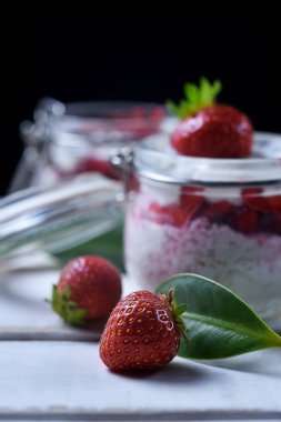 Tablo çilekli tatlı