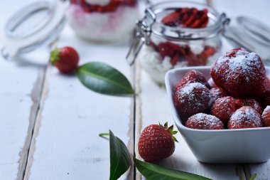 Tablo çilekli tatlı