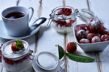 Çay ve çilekli tatlı