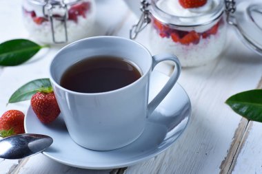 Çay ve çilekli tatlı