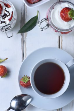 Çay ve çilekli tatlı