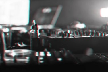 Dj mikser disko tarafından projektörler aydınlatılmış