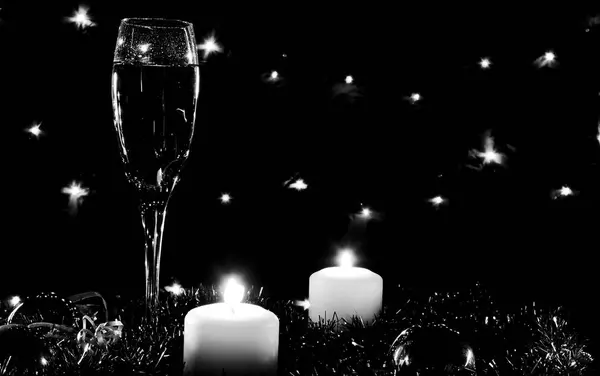 Copos altos para champanhe. Bom espírito de Ano Novo. Velas e ch — Fotografia de Stock