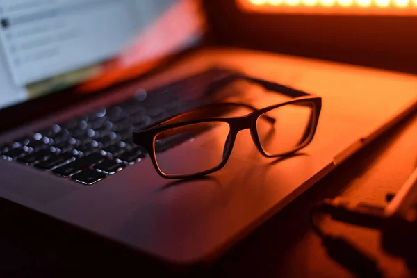 Gözlük ve masanın üstünde a laptop