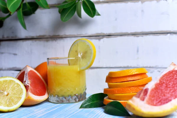 Owoce i sok na stole — Zdjęcie stockowe