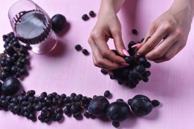 şarap, üzüm ve Erik bileşimi