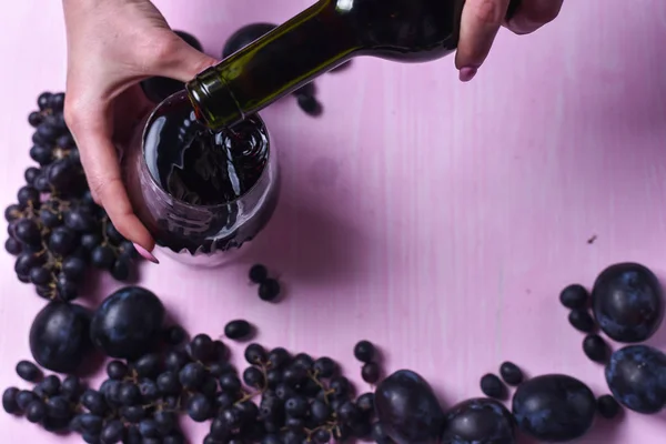 Zusammensetzung von Wein, Trauben und Pflaumen — Stockfoto