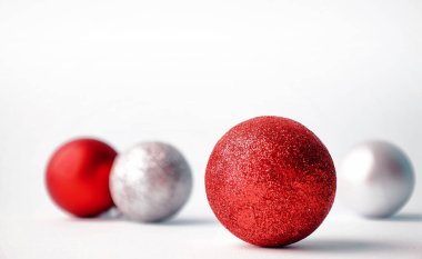 Beyaz bir arka plan üzerinde Noel ağacı oyuncaklar. Noel süsleri