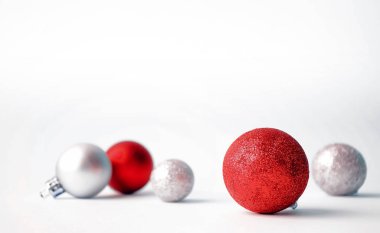 Beyaz bir arka plan üzerinde Noel ağacı oyuncaklar. Noel süsleri