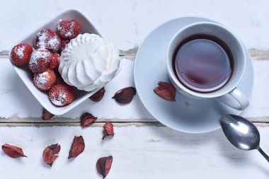 Çay ve marshmallow ile çilek