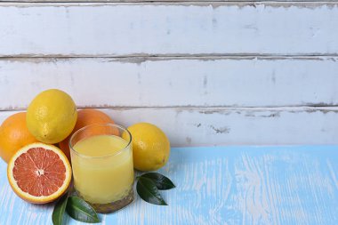 Meyve ve meyve suyu masada