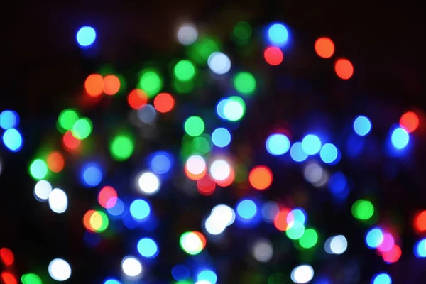 木制背景下的新一年的电子花环。明亮的灯泡 o — 图库照片