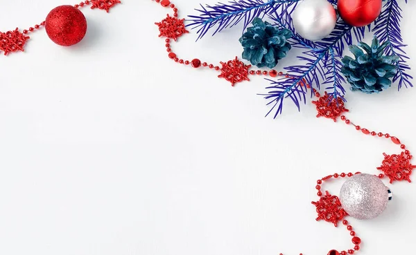 Juguetes de árbol de Navidad sobre un fondo blanco. Decoraciones de Navidad — Foto de Stock