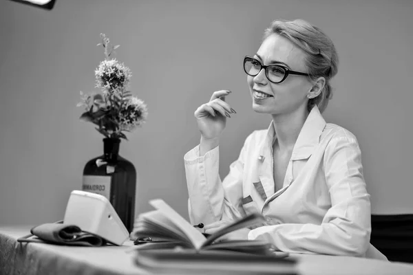 Masanın arkasında oturan doktor