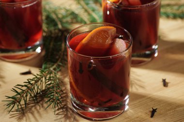 Sıcak şarap içecek. Noel şarap sıcak. Mulled şarap portakal ile bir