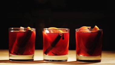 Sıcak şarap içecek. Noel şarap sıcak. Mulled şarap portakal ile bir