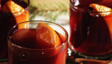 Sıcak şarap içecek. Noel şarap sıcak. Mulled şarap portakal ile bir