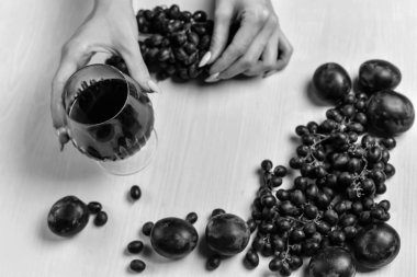 şarap, üzüm ve Erik bileşimi