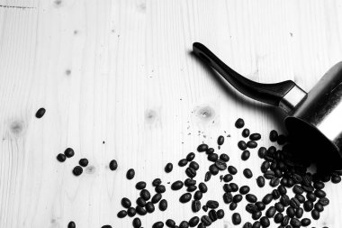 Kahve çekirdekleri masada.