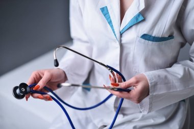 Elinde bir stetoskop