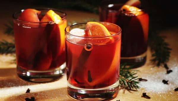Hot wine drink. Warm Christmas wine. Mulled wine with oranges an — Stock Photo, Image