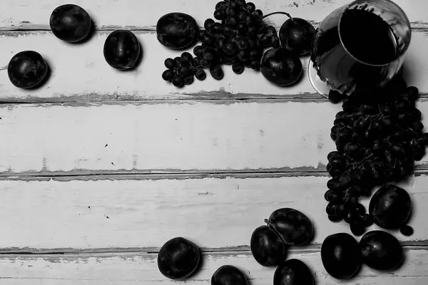 Obst und Wein auf dem Tisch — Stockfoto