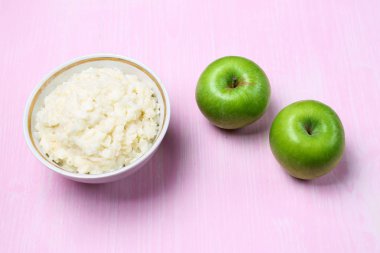 Kahvaltı için Apple ile yulaf lapası