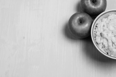 Kahvaltıda elmalı yulaf lapası