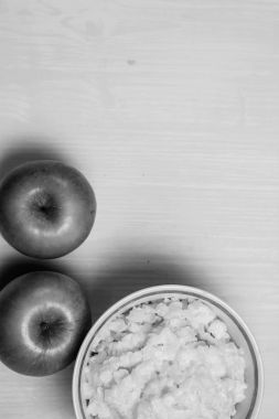 Kahvaltıda elmalı yulaf lapası