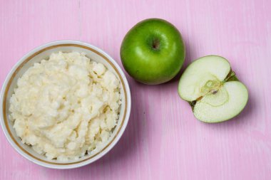 Kahvaltı için Apple ile yulaf lapası