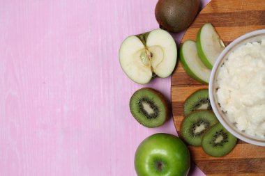 Kahvaltıda meyve püresi