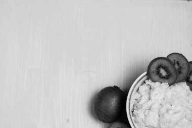 Kivi kahvaltı ile yulaf lapası