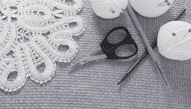 Nesneler için dikiş. Makas ve toplu iğneler. Hanks iplik mat. İğne