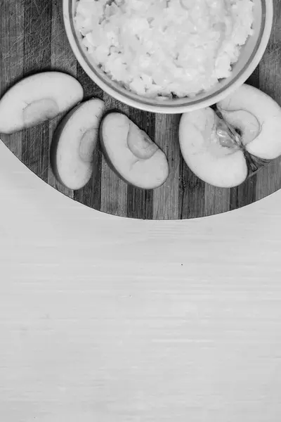 Haferbrei mit Obst auf dem Tisch — Stockfoto