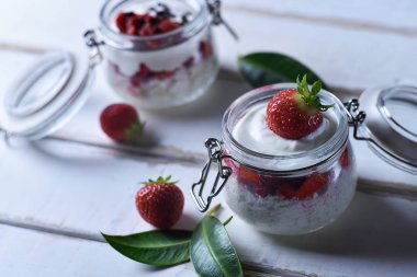 Tablo çilekli tatlı