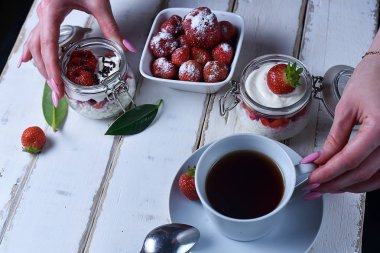 Çay ve çilekli tatlı