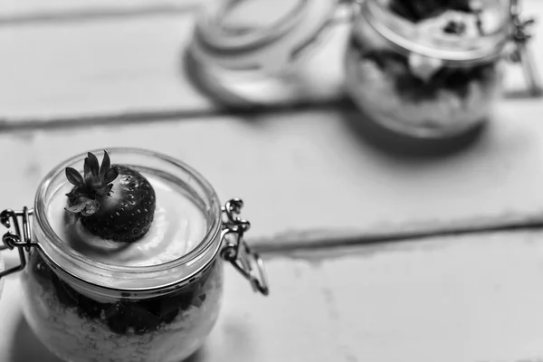 Erdbeerdessert auf dem Tisch — Stockfoto