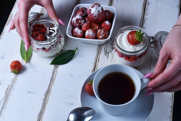 Çay ve çilekli tatlı