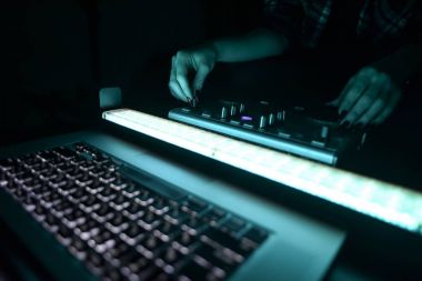 Dj mikser disko tarafından projektörler aydınlatılmış