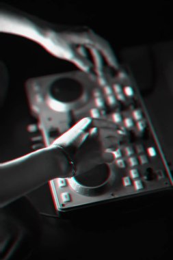 Dj mikser disko tarafından projektörler aydınlatılmış