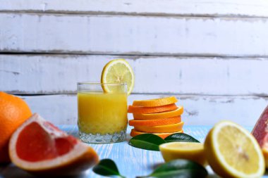 Meyve ve meyve suyu masada