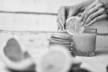 Tahta bir masanın üzerinde yatan turuncu