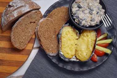 Fırında patates sebze ve mantar ile