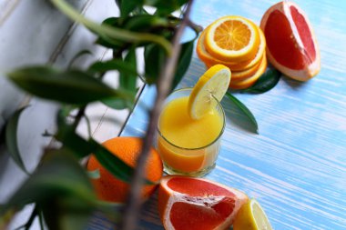 Meyve ve meyve suyu masada