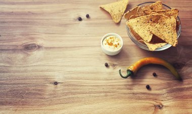 Mısır cipsi kavanozun içinde. Bira Meksika cips için geleneksel snack