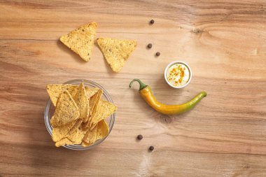 Mısır cipsi kavanozun içinde. Bira Meksika cips için geleneksel snack