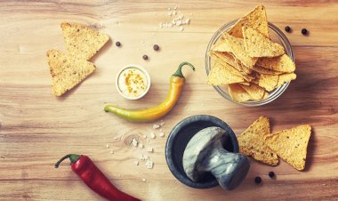 Mısır cipsi kavanozun içinde. Bira Meksika cips için geleneksel snack