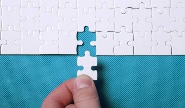 Bir bulmaca yeşil zemin üzerine beyaz ayrıntıları. Bir puz bir bilmece olduğunu