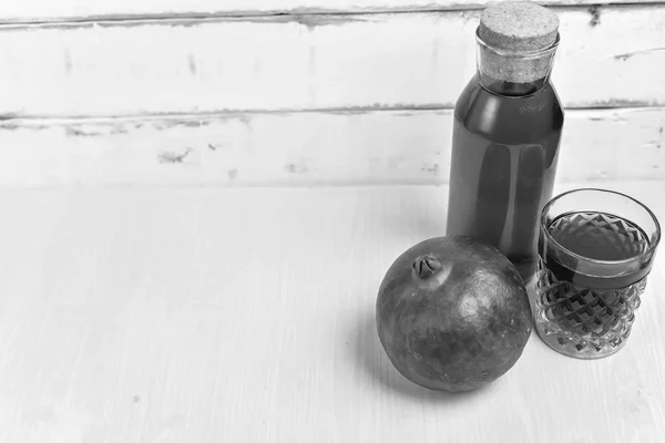 Composición de granada con jugo — Foto de Stock